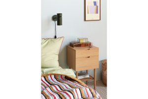 onsolentisch aus Holz am Bett