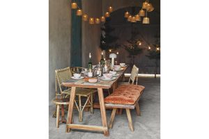 Gartenparty mit gedecktem Tisch und gemütlichem Licht