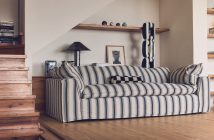 Couch im Landhausstil mit Streifen in Blau und Weiß