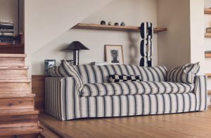 Couch im Landhausstil mit Streifen in Blau und Weiß