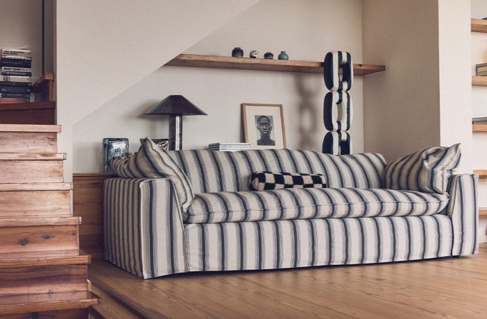 Couch im Landhausstil mit Streifen in Blau und Weiß