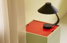 Schwarze, moderne Lampe für den Tisch