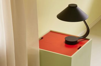Schwarze, moderne Lampe für den Tisch