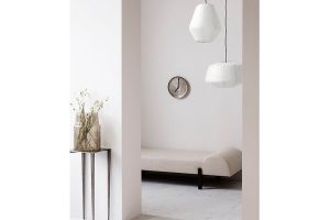 Reispapier-Lampen von House Doctor hängen an der Decke