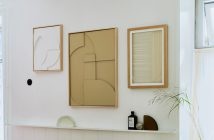 3 abstrakte Biler an einer Wand im Schlafzimmer