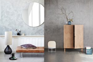Helle Möbel und farbige Accessoires sind zu sehen, die den Warm Nordic Living-Trend am besten beschreiben