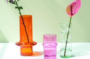 Vasen dekorieren mit drei unterschiedlichen Behältnissen