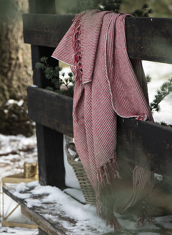 Kuscheldecke an Zaun im Schnee