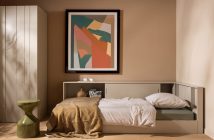 Jugenzimmer eingerichtet mit Bett und zeitlosen Erdtönen