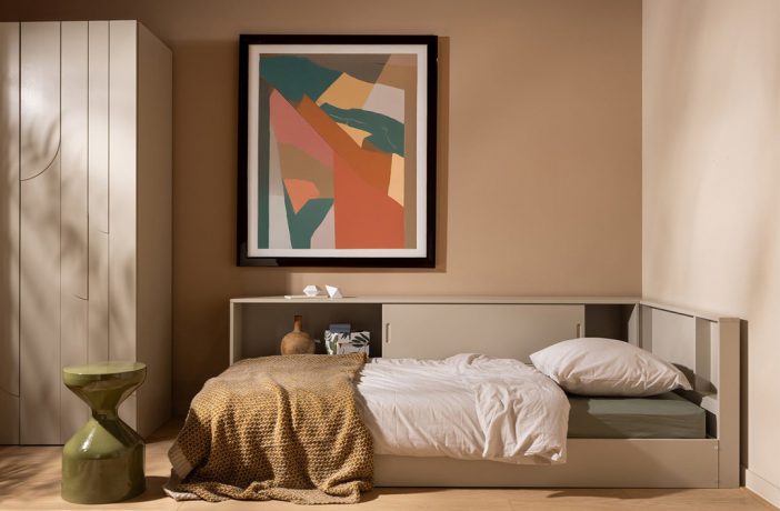 Jugenzimmer eingerichtet mit Bett und zeitlosen Erdtönen