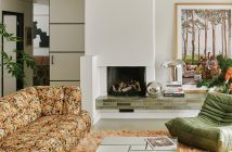 Wandgestaltung im Wohnzimmer mit Bildern und Spiegel