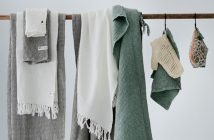 Handtücher sortiert auf Stange