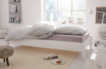 Weiße Möbel im Schlafzimmer, hier Bett