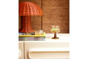 Natürlicher gehts nicht bei der Tischleuchte aus Rattan von HK Living