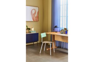 Arbeitszimmer mit gelben Wänden und blauen Details