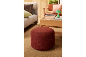 Skandinavisch inspiriertes Wohnzimmer mit Pouf und Pilzlampe