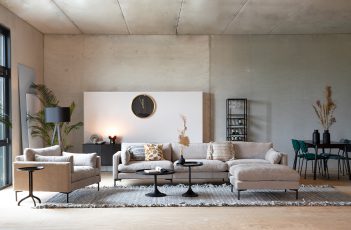 Ein Wohnzimmer mit hellen Farben, organischen Formen und gemütlichen Möbeln, das die Wohntrends 2026 vereint