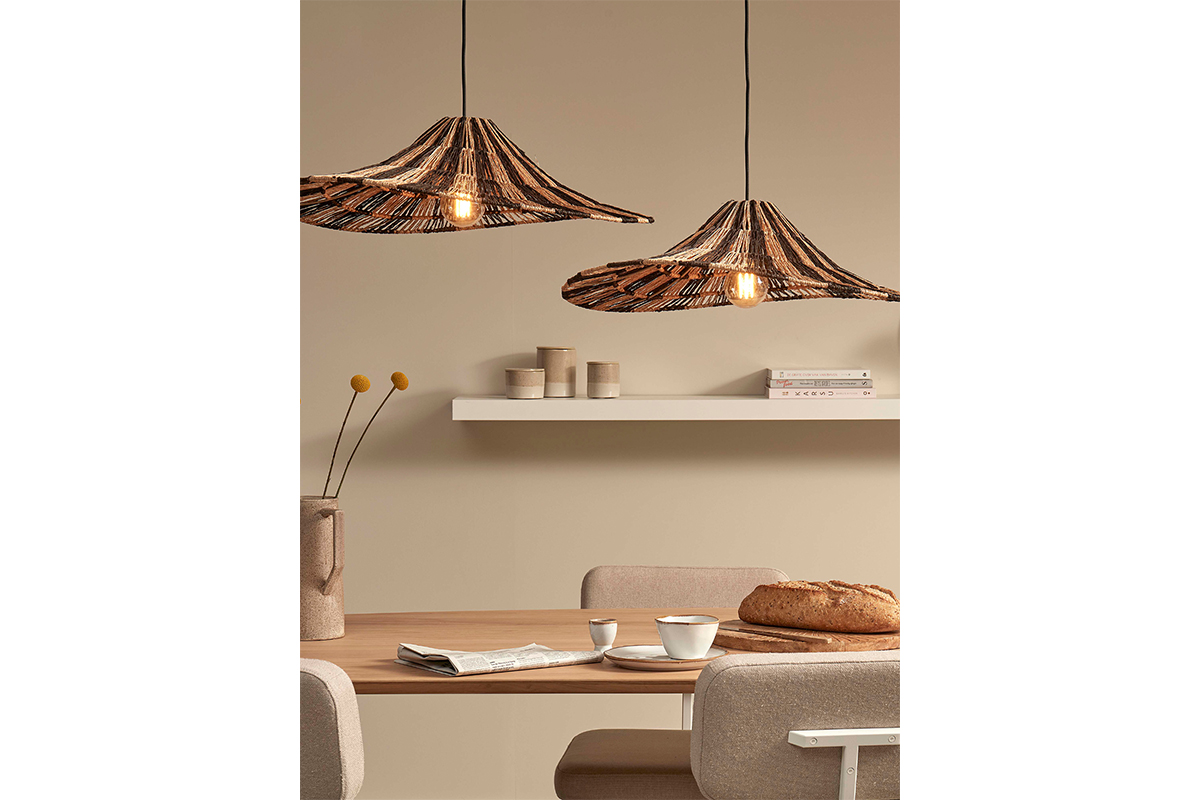 Lampen aus Naturmaterial über dem Esstisch