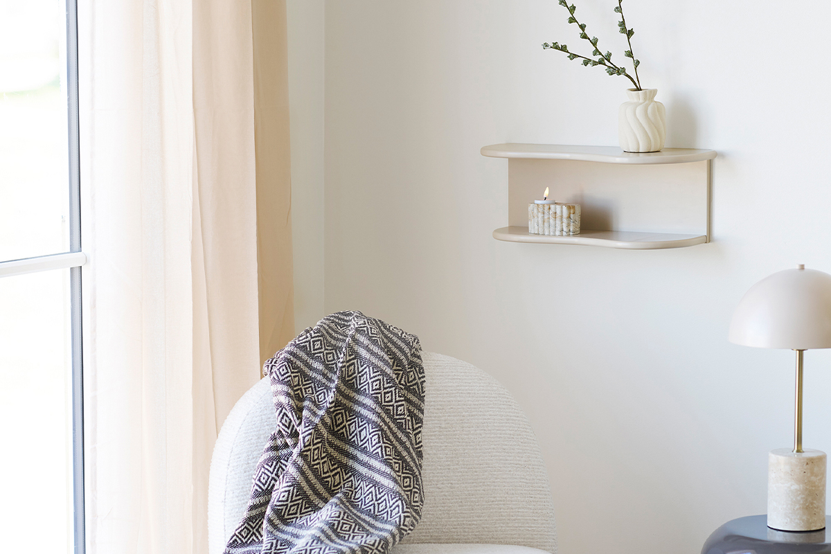 Organische Farben und Formen an einem Wandregal zu sehen