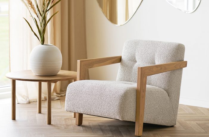 Lounge Sessel kombiniert mit einem Beistelltisch und Trockenblumen