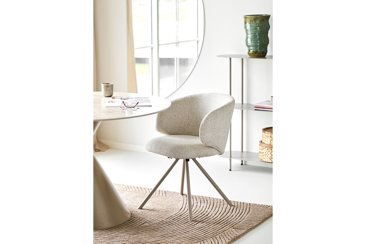 Esszimmerstuhl in der Pantone Farbe des Jahres Cloud Dancer