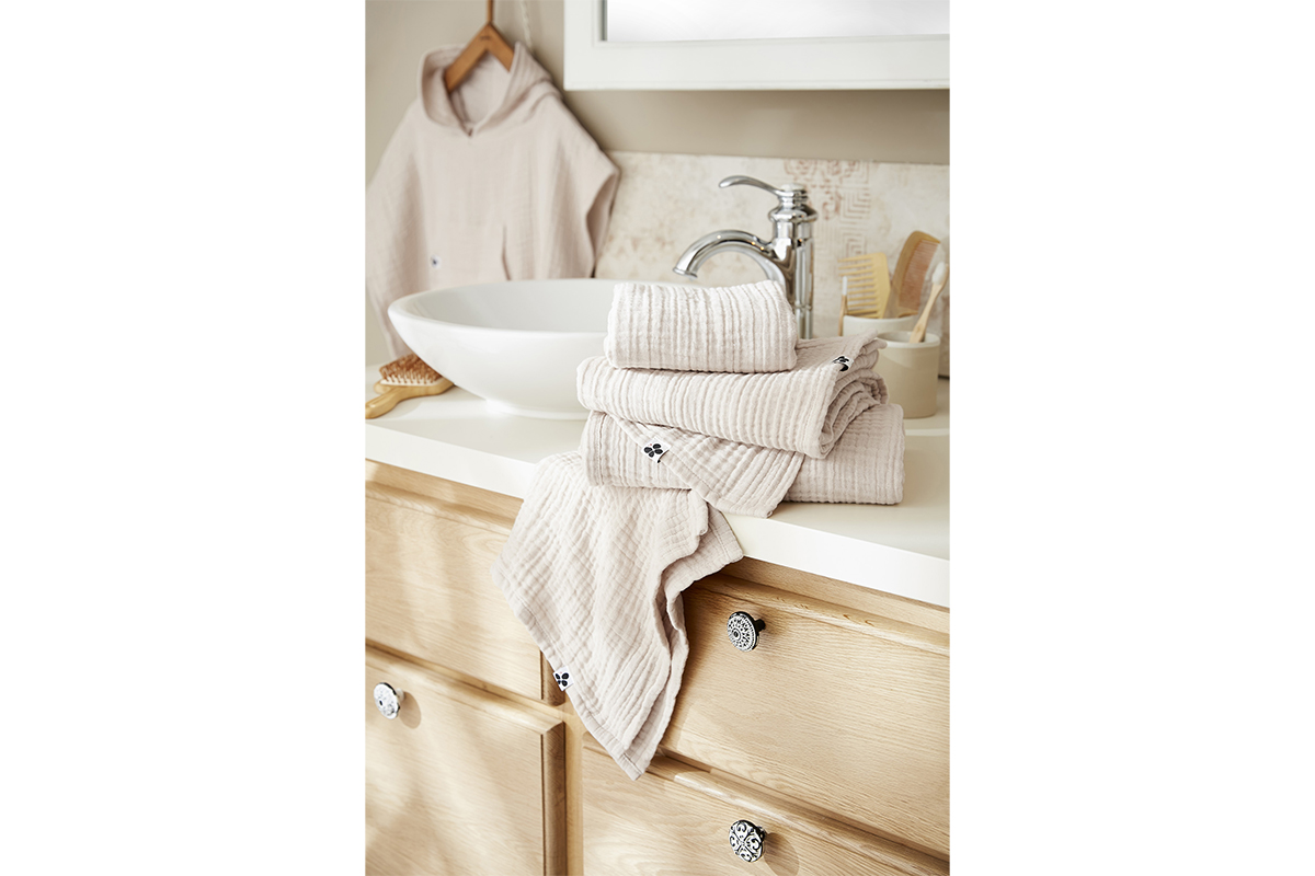 Hantuchsetzt in Creme liegt auf Waschtisch im Badezimmer