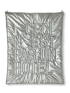 Wandbild "Ceci n'est pas un hôtel"120 x 5 x 100 cm von HKLIVING