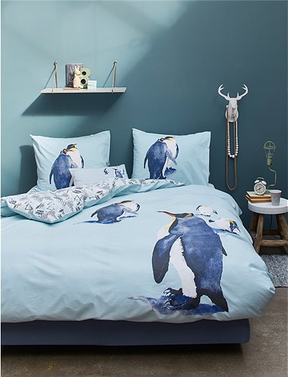Die Wendebettwäsche hat auf der einen Seite plakative Pinguine, und auf der Rückseite ein grafisches Waldmotiv. Ein Klick lohnt sich!