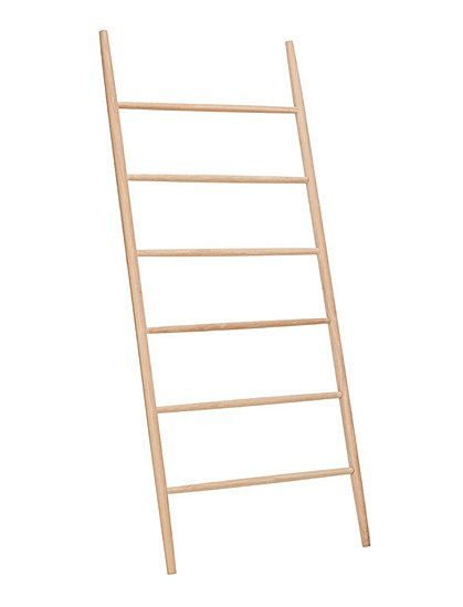 Die schöne Garderobenleiter von HÜBSCH Interior ist aus Eichenholz, und bei einer Breite von 70 cm kann vieles daran aufgehängt werden.