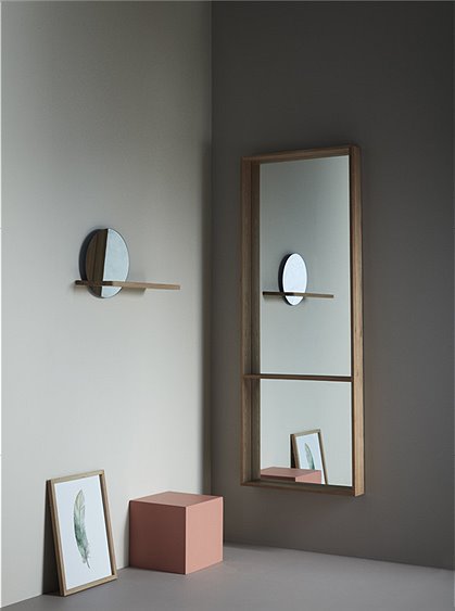 Schöner Spiegel aus Eichenholz von HÜBSCH Interior. Der Spiegel im skandinavischem Design hat eine praaktische Ablage.