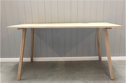 LV0761 Tisch, Holz, ausgestellte Beine 2