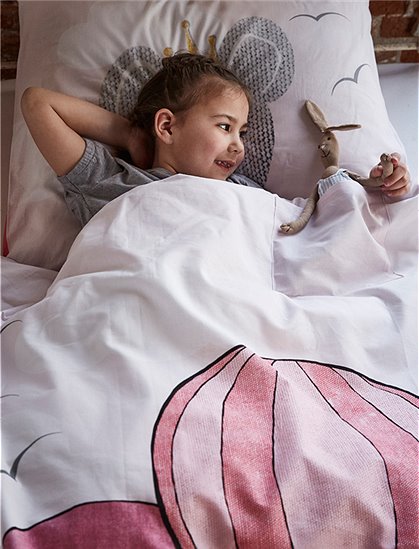 Die Kinderbettwäsche Ballonfahrt lädt zu einer Traumreise ein. Das Kuscheltier kommt in der angenähten Tasche gleich mit! Neugierig? Einfach klicken!