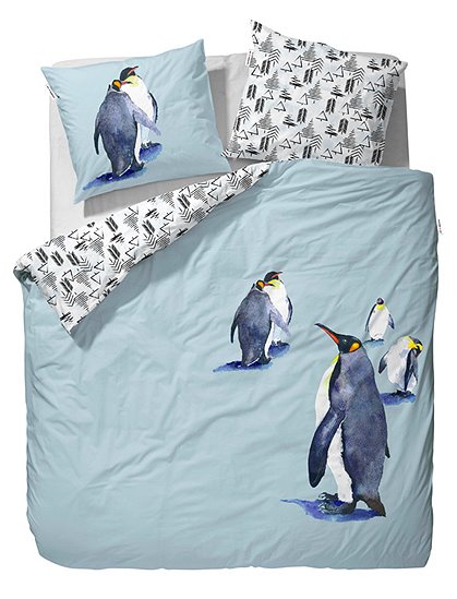 Die Wendebettwäsche hat auf der einen Seite plakative Pinguine, und auf der Rückseite ein grafisches Waldmotiv. Ein Klick lohnt sich!