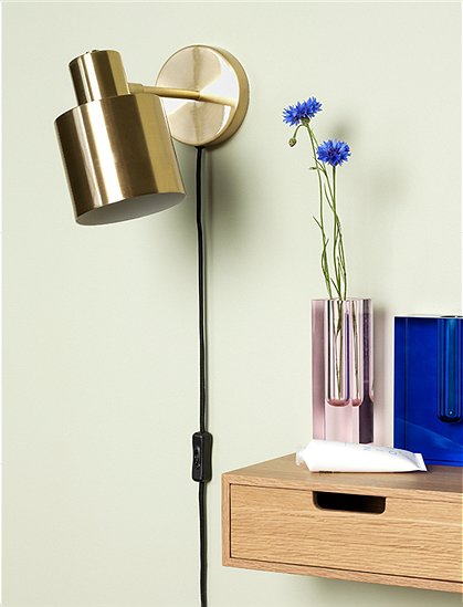Die moderne Wandleuchte aus  Metall von HÜBSCH Interior gibt es in zwei Farben. Jetzt Bestellen #haken# Große Auswahl #haken# Online-Shop #haken#