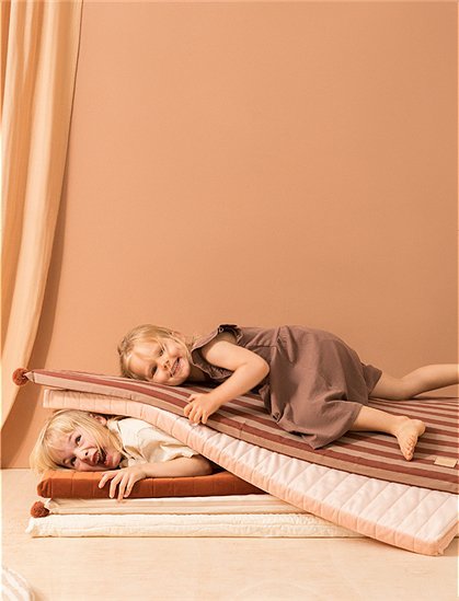 Spielmatratze Majestic 120x60 mit Bommeln von Nobodinoz &#9733; Kundenbewertung "Sehr gut" &#9733; 10&euro; Rabatt für Neukunden &#9733; Jetzt günstig kaufen bei car-Moebel.de