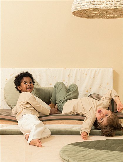 Spielmatratze Majestic 120x60 mit Bommeln von Nobodinoz &#9733; Kundenbewertung "Sehr gut" &#9733; 10&euro; Rabatt für Neukunden &#9733; Jetzt günstig kaufen bei car-Moebel.de