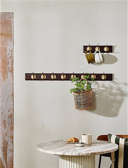 Wandgarderobe Haken von Nordal &#10003;aus Holz & Messing &#10003;6 Haken &#10003;für Kleiderbügel geeignet &#10003;minimalistisch &#10003;neu &#10003;jetzt entdecken