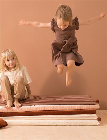 Spielmatratze Majestic 120x60 mit Bommeln von Nobodinoz &#9733; Kundenbewertung "Sehr gut" &#9733; 10&euro; Rabatt für Neukunden &#9733; Jetzt günstig kaufen bei car-Moebel.de