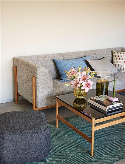 Sofa Moment, grau, mit Holz v. Hübsch Interior &#9733; Kundenbewertung "Sehr gut" &#9733; 10&euro; Rabatt für Neukunden &#9733; Schnell verschickt &#9733; Günstig bei car-Moebel.de