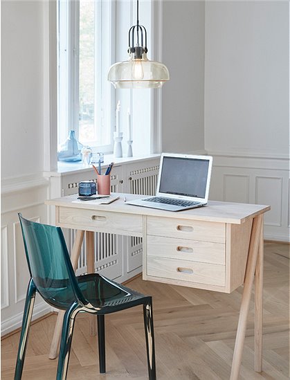 Super süßer kleiner Arbeitstisch von HÜBSCH Interior. Der Tisch aus Eichenholz hat vier Schubladen und schräg verlaufende Füße.