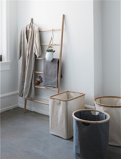 Die schöne Garderobenleiter von HÜBSCH Interior ist aus Eichenholz, und bei einer Breite von 70 cm kann vieles daran aufgehängt werden.